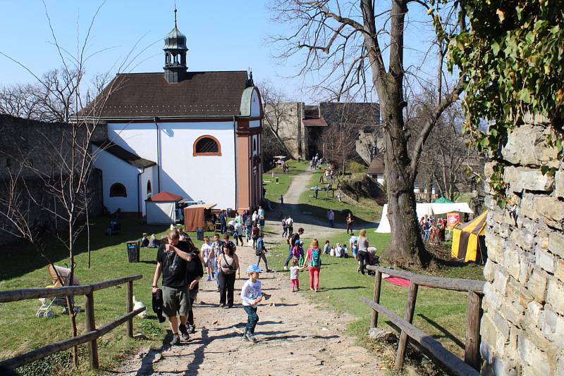 Hrad Hukvaldy, jedna z nejnavštěvovanějších kulturních památek v kraji. Ilustrační foto.