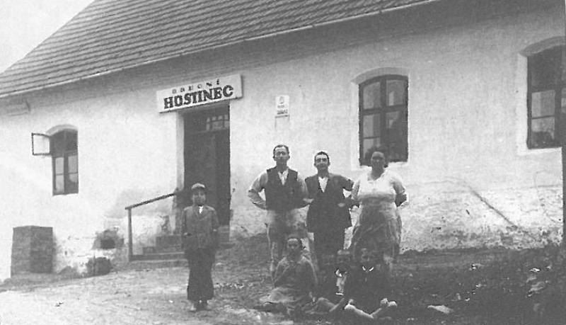 OBECNÍ HOSTINEC ve Lhotce okolo roku 1935.