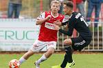 Třinečtí fotbalisté (v černém) těsně nestačili na Pardubice.