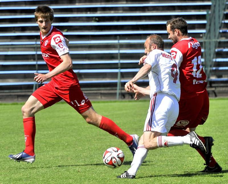 Trápení třineckých fotbalistů pokračuje. Na domácím trávníku podlehli Pardubicím 0:1, když utkání dohrávali bez vyloučeného Cepláka. 