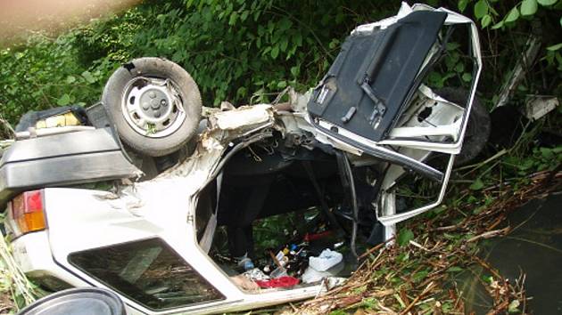 Čelní srážka Škody Formanu a Renaultu Clio si vyžádala zranění obou řidičů. Škodovka skončila v potoce.