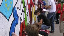 Mladí umělci z Německa, Itálie, Španělska a České republiky v neděli odpoledne vytvořili graffiti na jedné z legálních stěn ve Frýdku–Místku.