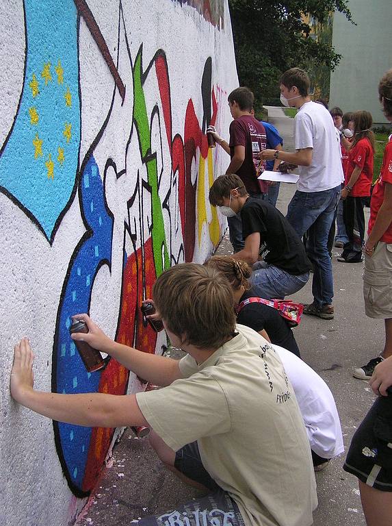 Mladí umělci z Německa, Itálie, Španělska a České republiky v neděli odpoledne vytvořili graffiti na jedné z legálních stěn ve Frýdku–Místku.