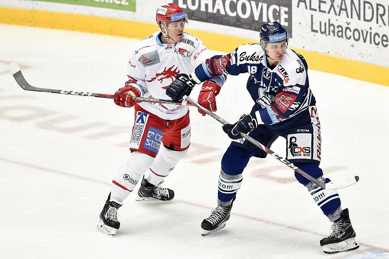 Hokejové derby bylo v neděli na programu v třinecké Werk Areně. Domácí Oceláři (v bílém) hráli s Vítkovicemi.