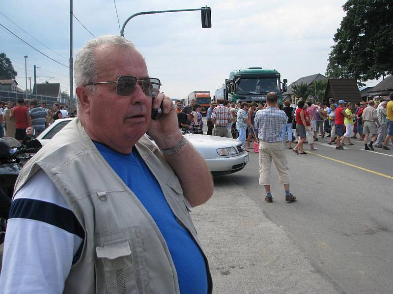 Šéf osadního výboru v Neborech Adolf Bolek při loňských protestech v Hrádku. S nátlakovými akcemi nesouhlasil.