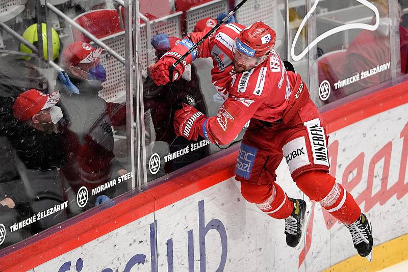 Semifinále play off hokejové Tipsport extraligy - 5. zápas: HC Oceláři Třinec - BK Mladá Boleslav, 11. dubna 2021 v Třinci. Petr Vrána z Třince se raduje z gólu.