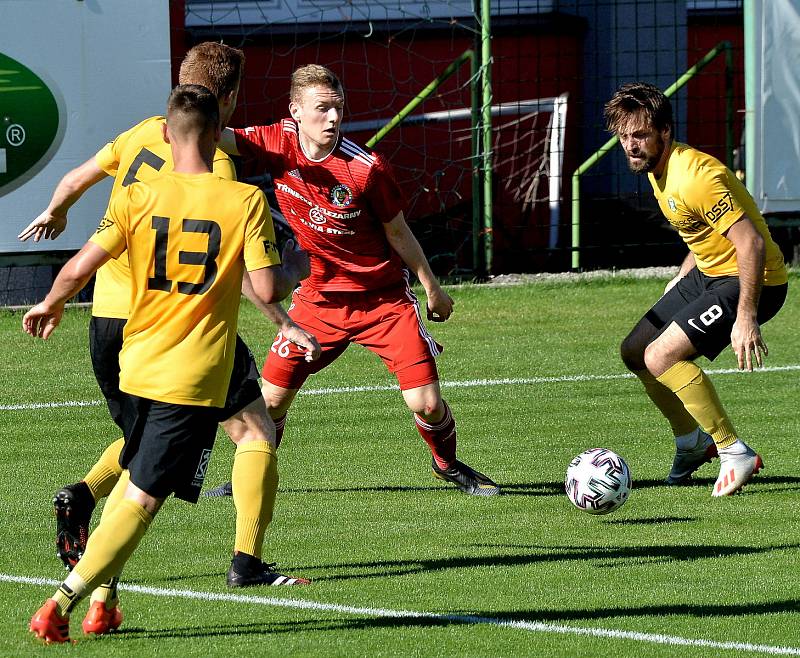 Třinečtí fotbalisté (v červeném) porazili doma Sokolov 2:1.