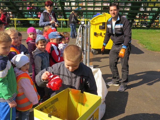 Akce Den Země se přesně před rokem konala i v místeckém Sokolíku. Na snímku jsou děti, které si na jednom ze stanovišť procvičovaly správné třídění odpadků. 