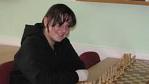 Třináctiletou Moniku Petrželovou baví deskové hry odmala. Začínala u šachů, ale současným favoritem jsou puzzle, o víkendu bojovala o postup na mistrovství republiky ve skládání puzzle. 