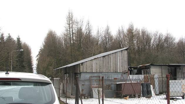 Zde se nachází chovatelská stanice v Lískovci, kde mělo docházet k týraní psů. 