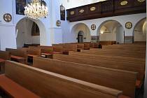 Kostel sv. Jana Křtitele ve Frýdku má nové lavice.