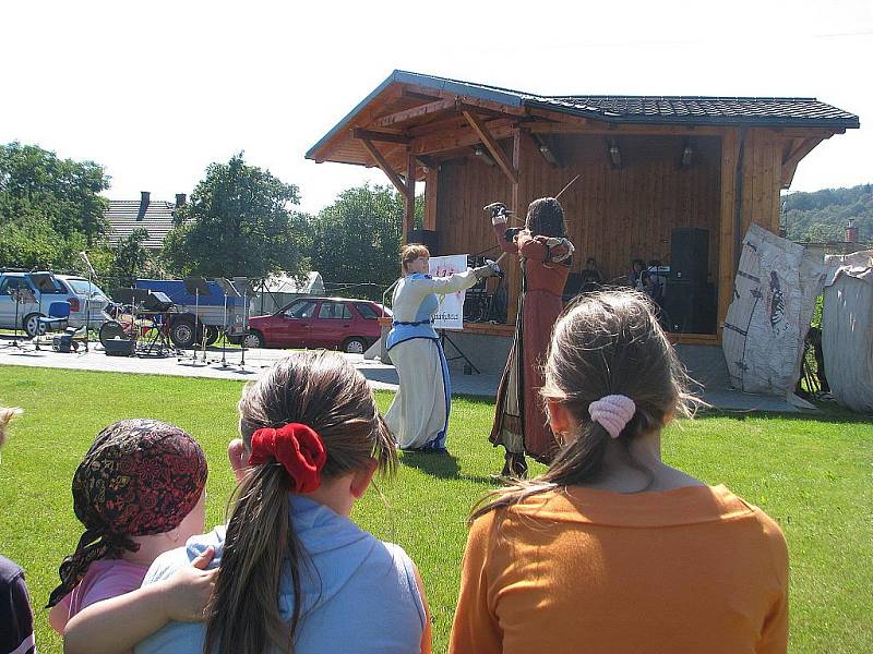 Nošovické slavnosti bavily v sobotu odpoledne obyvatele obce a okolí. Hranou pohádku pro děti i dospělé představila skupina historického šermu Allegros.