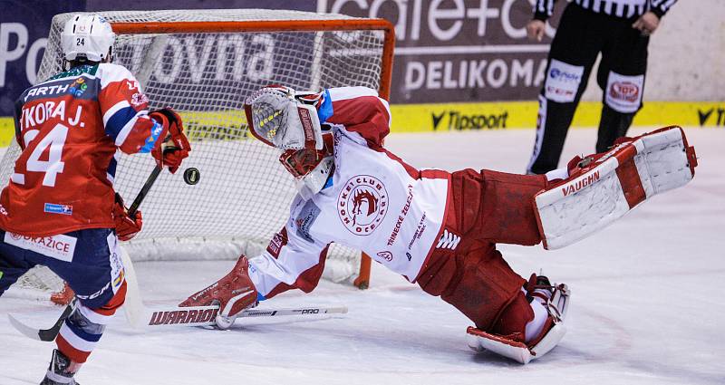 Hokejové utkání play off Tipsport extraligy v ledním hokeji mezi HC Dynamo Pardubice (červenobílém) a HC Oceláři Třinec ( v černém) v pardudubické Tipsport areně.