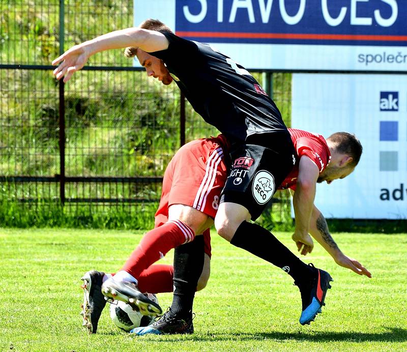 Třinečtí fotbalisté (v červeném) si doma poradili s adeptem sestupu Žižkovem.