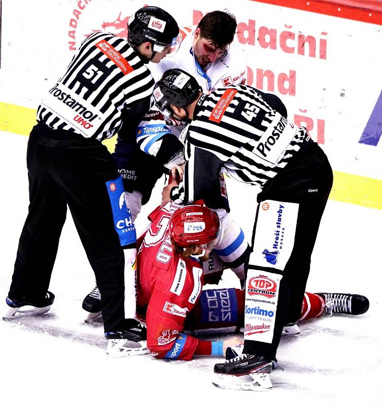 Třinec, Oceláři, Liberec, Bílí Tygři, extraliga, play-off, finále. Bitka Jack Rodewald a Jaroslav Vlach.