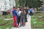 Vnitroblok mezi Jiráskovou a Wolkerovou ulicí v Třinci mladí zahradníci během soutěže Lipová ratolest proměnili v nový park. 