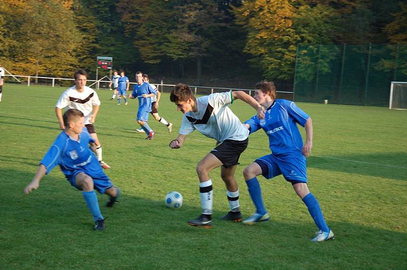 Dobratičtí fotbalisté (modré dresy) vyhráli ve Staříči 3:2 a vyhoupli se do čela průběžného pořadí skupiny C.