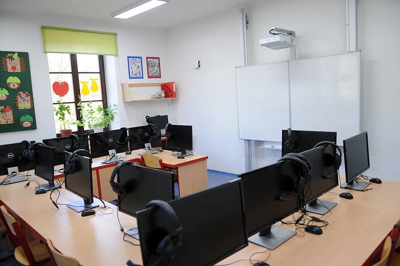 Základní škola ve Starých Hamrech se může pochlubit moderní učebnou výpočetní techniky.