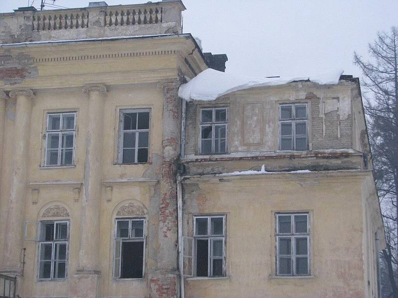 Zámeček v Hnojníku (na archivním snímku) je na tom lépe než památka v Ropici. Zatímco tento objekt má vlastníka, který deklaruje snahu o rekonstrukci, zanedbaná ropická ruina se teprve draží.