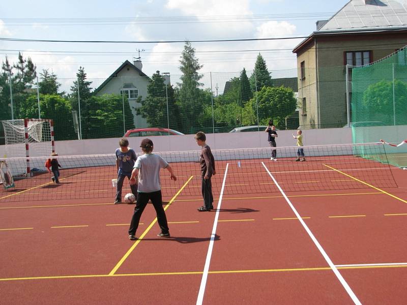 Ve Sviadnově v sobotu dopoledne slavnostně otevřeli nově zrekonstruovaného hřiště. 