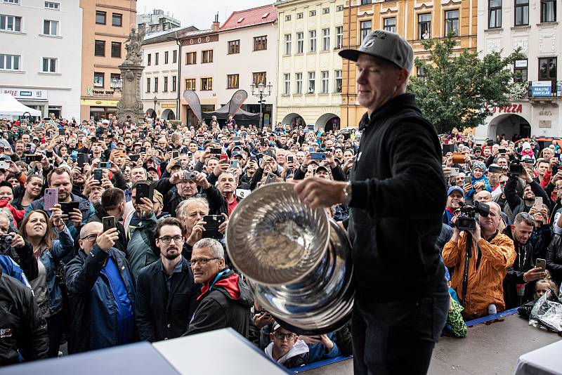 Hokejista týmu zámořské NHL Tampa Bay Lightning Ondřej Palát přivezl do rodného Frýdku-Místku Stanleyův pohár, 1. září 2021.