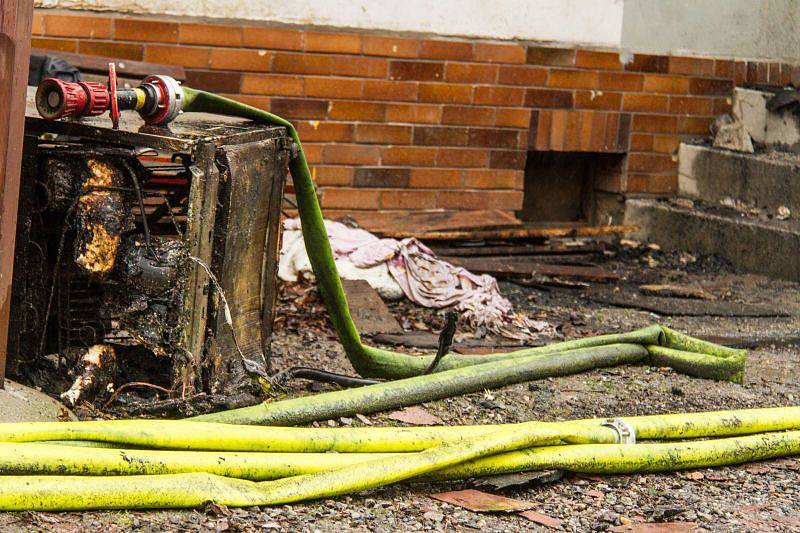 Noční požár v bytovém domě ve Vendryni na Třinecku si vyžádal tři oběti na životech. Další dva lidí utrpěli zranění.