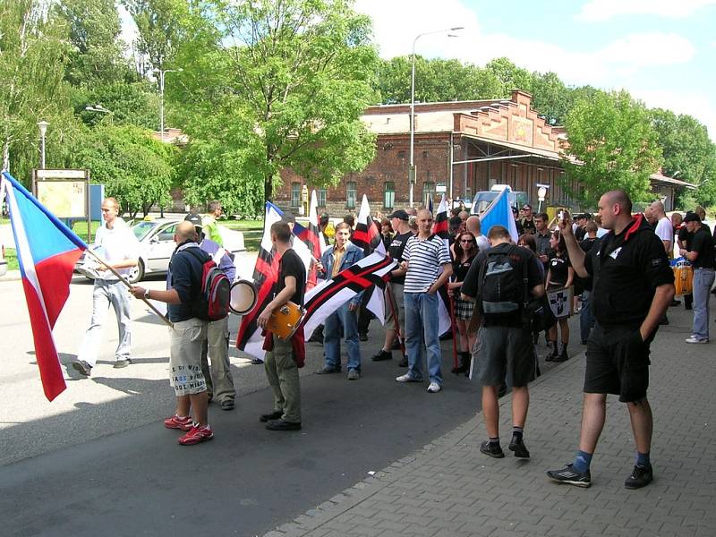 Protestní shromáždění za svobodu Ernsta Zündela a svobodu přesvědčení s pochodem organizovali příznivci hnutí Národní korporativismus.