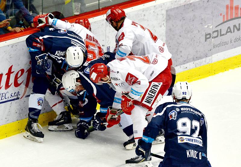 Třinečtí hokejisté (v bílém) prohráli úvodní semifinále s Plzní 1:4.