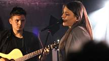 Kapela Davida Stypky Bandjeez s Kateřinou Marií Tichou v klubu Stoun ve Frýdku-Místku, sobota 18. prosince 2021.