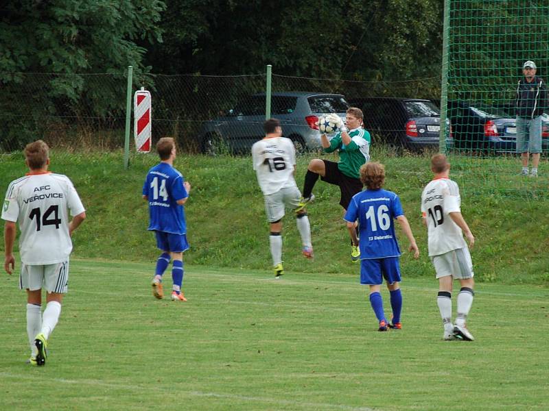 Dobratice (modré dresy) neměly se svým soupeřem z Veřovic slitování. Po dvou brankách střídajícího Somra a jedné Hlaváče, porazili Dobratičtí hosty 3:0.