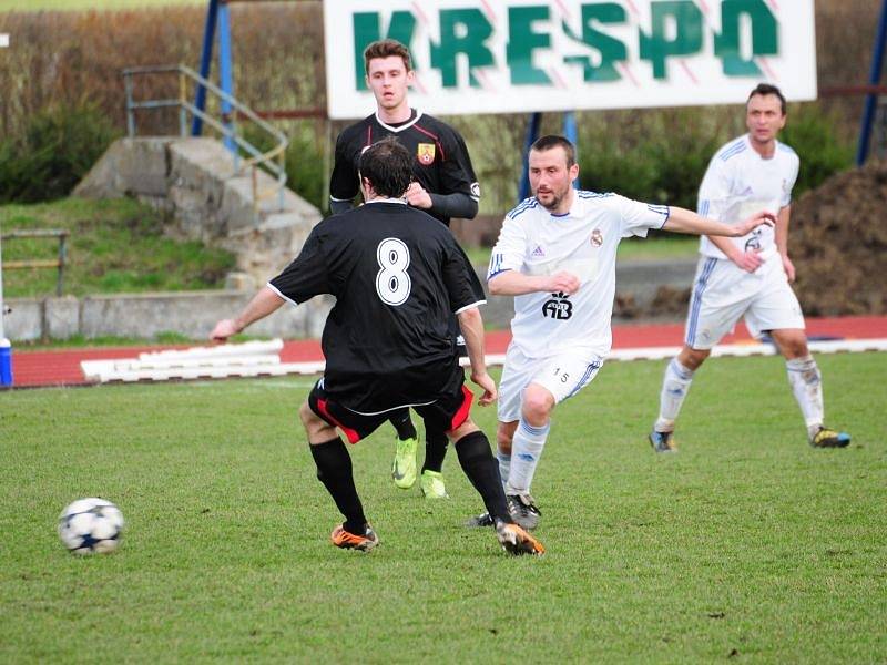 Lískovecký Mikulenka (v bílém) se snaží obejít jednoho z hranických fotbalistů.