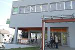 V Hnojníku, kde otevřeli nově rekonstruované nákupní středisko COOP, zrušilo spotřební družstvo druhou prodejnu, 6. 10. 2022