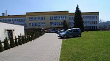 Budova základní školy ve Fryčovicích.