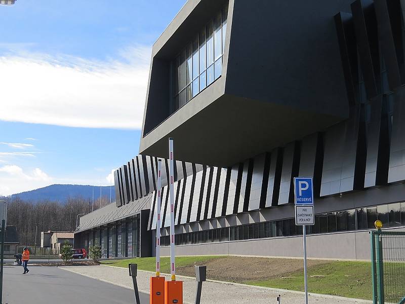 Obří integrované výjezdové centrum vyrostlo ve Frýdecké ulici v Třinci. Pod jednou střechou tam budou působit hasiči, městští strážníci i republikoví policisté. 