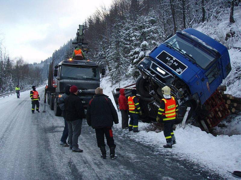 Kamion, který převážel dřevo, se převrátil do zasněženého příkopu nad přehradou Šance.