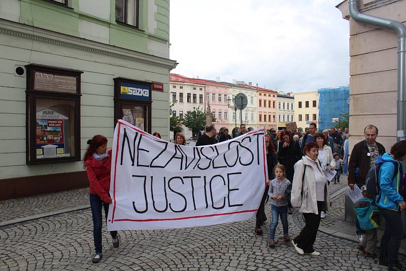 Demonstrace za nezávislou justici a proti vládě ve Frýdku-Místku, 28. května 2019.