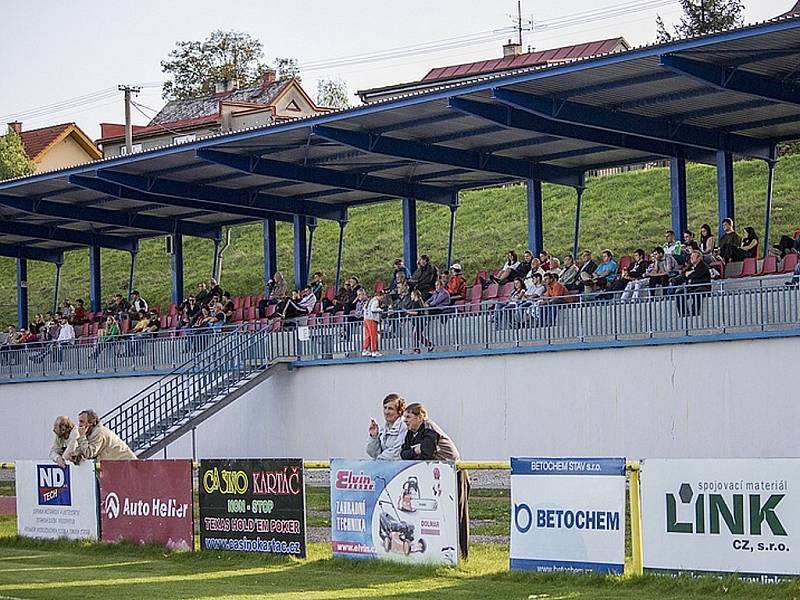 Diváci v Brušperku mají k dispozici tribunu s hezkým výhledem.