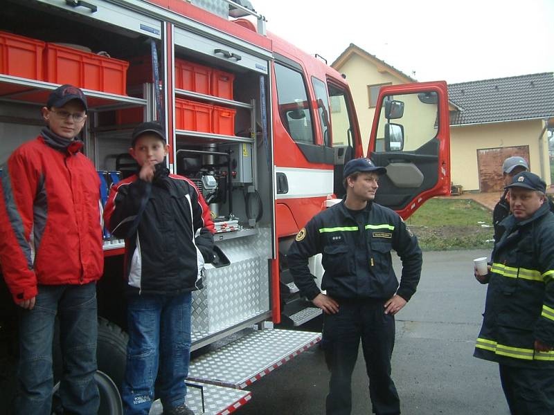 Dvanáctiletý Jan Vyvial a jedenáctiletý Vojtěch Trubák (zleva) chodí v Kozlovicích do kroužku mladých hasičů. Jan plánuje, že by se v budoucnu chtěl stát profesionálním záchranářem. Novým hasičským automobilem jsou oba nadšeni.  