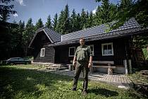 Lesní správce Tomáš Peka na lovecké chatě Labašky, 24. června 2021 v Beskydech.