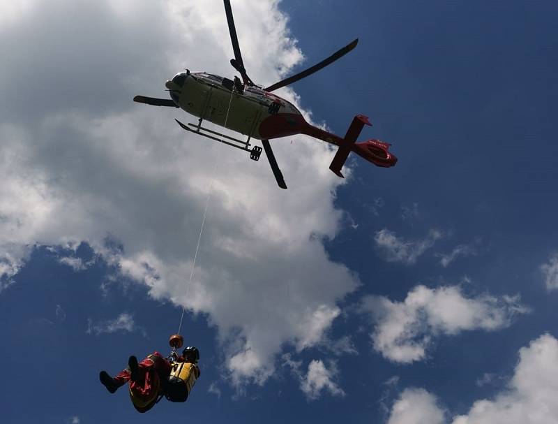 Zásah u zraněného paraglidisty v Beskydech.