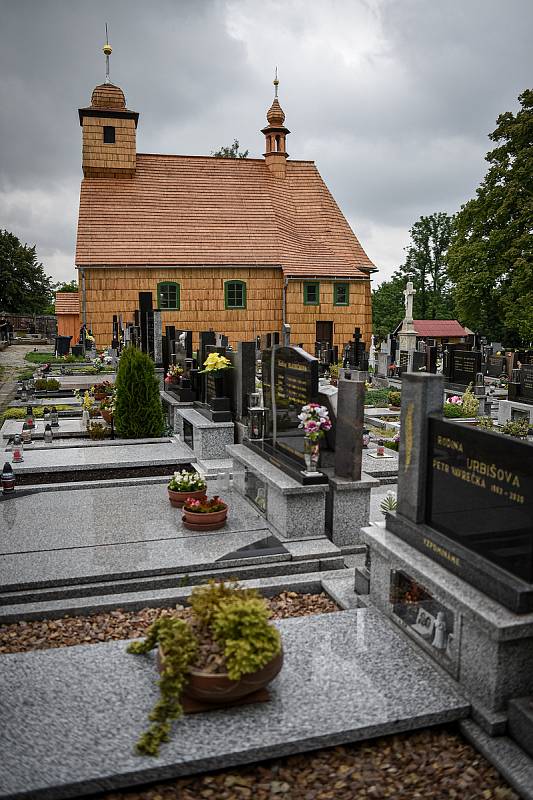 Opravený dřevěný kostel sv. Michaela Archanděla v Řepištích, červen 2020.