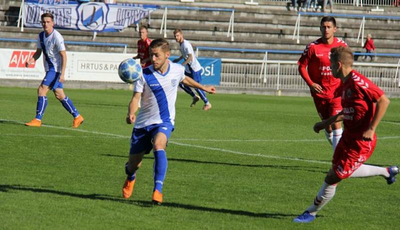 Fotbalisté Uherského Brodu (v červených dresech) prohráli na hřišti ve Frýdku-Místku 0:1. Foto: www.mfkfm.cz