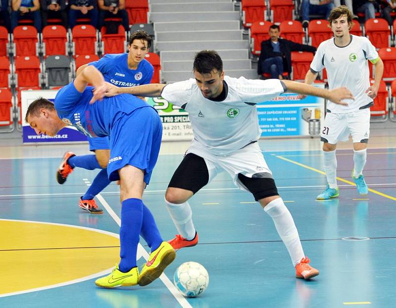 Futsalisté Třince (v bílém) zdolali na domácí palubovce celek Vítkovic 5:1. 