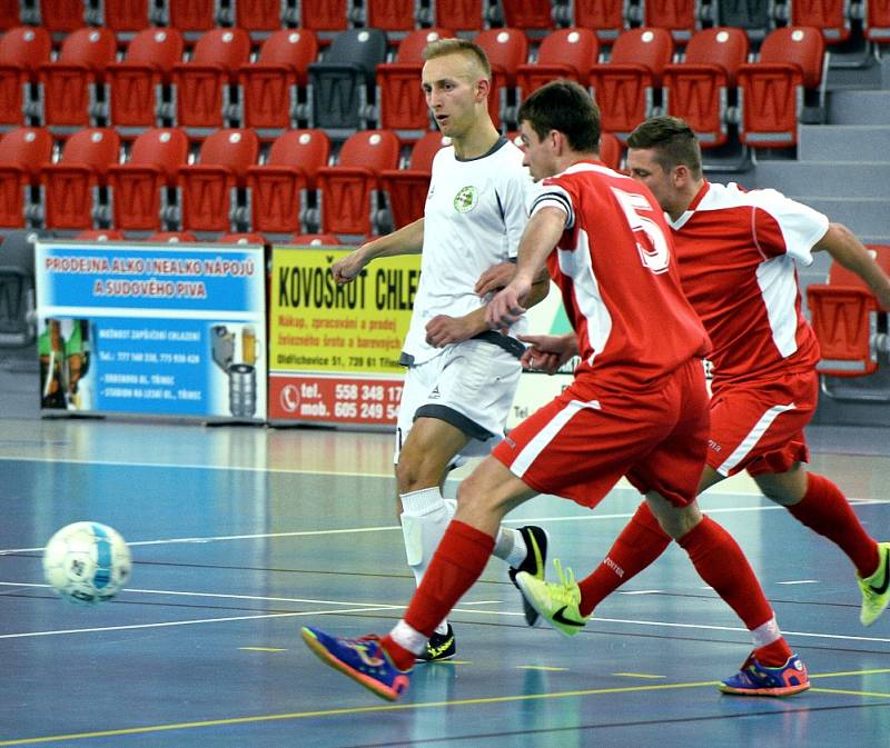 Futsalisté Třince (v bílém) se nadále drží na vítězné vlně. 