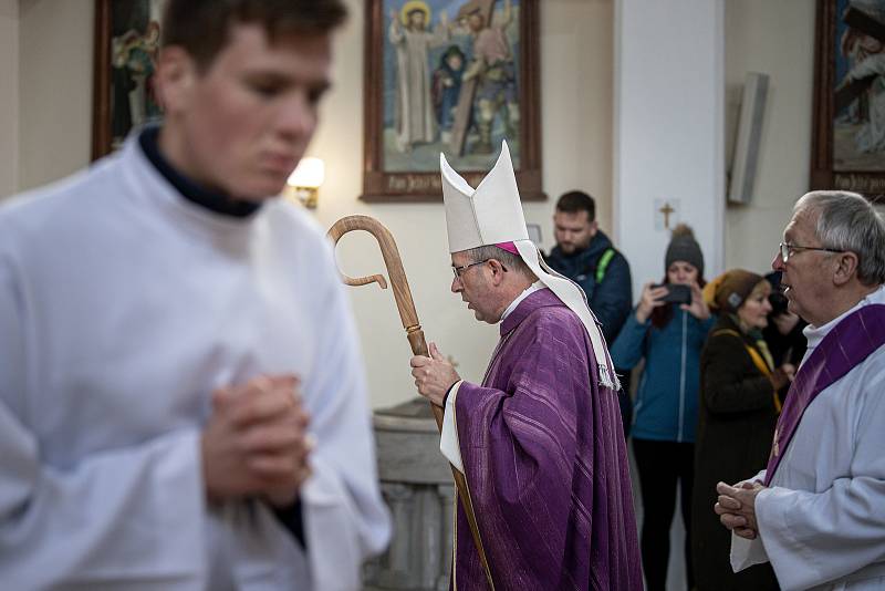 Biskup Martin David provádí kající obřad při mši v kostele sv. Václava, kde se stal násilný čin, 4. prosince 2022, Baška.