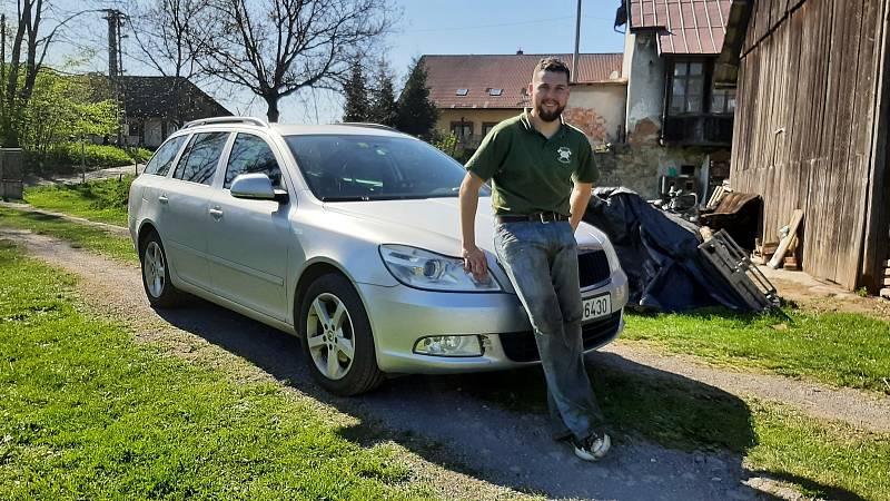 Český reprezentant v alpském lyžování Michał Staszowski se vedle a studia závodění věnuje stříhání ovcí.