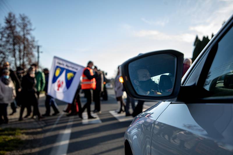 V Žabni se uskutečnila 19. listopadu 2020 protestní akce za zrušení dálničního poplatku na silnici D56 mezi Frýdkem-Místkem a Ostravou.