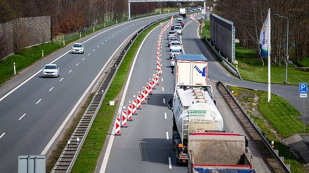 Až do poloviny května musí řidiči počítat s kolonami a zhoršeným průjezdem Frýdku-Místku, hlavně ve směru na Frýdlant nad Ostravicí, 28. dubna 2021 ve Frýdku-Místku. Silnice na Český Těšín.
