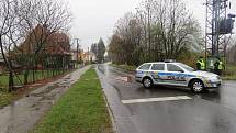 Ozbrojený muž v Raškovicích zavraždil dva lidi a jednoho těžce zranil. V obci se šíří zvěsti, že střelcem je učitel zastřelené dívky. I dnes dopoledne byla příjezdová cesta k místu neštěstí uzavřena.