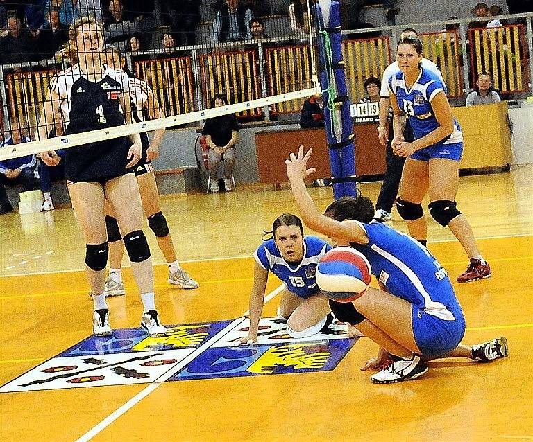 Volejbalistky Frýdku-Místku (modré dresy) podlehly v domácím prostředí olomouckým vysokoškolačkám 0:3. V sérii, hrané na tři vítězné utkání, tak vedou Hanačky 2:1.